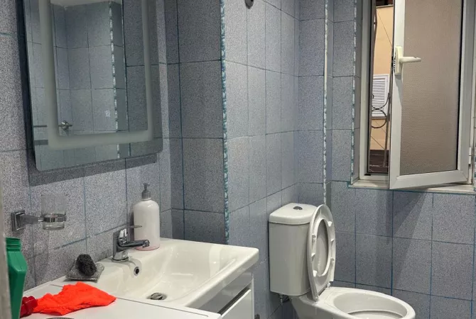 Shtepi me qera Apartament ne Tirane, 1+1, Mobilimi E mobiluar, Pagesa 550  Euro.