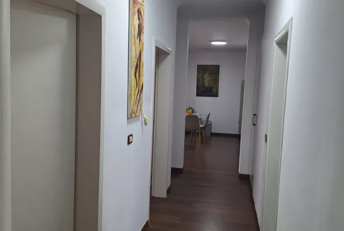 Shtepi ne shitje Apartament ne Tirane, 2+1, Mobilimi E mobiluar, Pagesa 192,000  Euro.