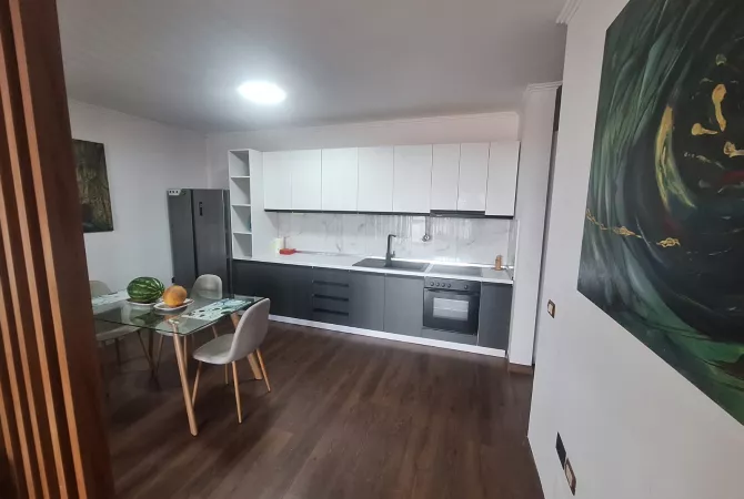 Shtepi ne shitje Apartament ne Tirane, 2+1, Mobilimi E mobiluar, Pagesa 192,000  Euro.