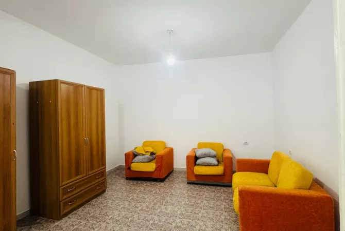 Shtepi me qera Apartament ne Tirane, 2+1, Mobilimi Bosh, pa mobiluar, Pagesa 60,000  Leke.