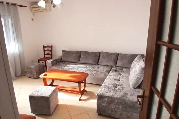 Shtepi me qera Apartament ne Tirane, 1+1, Mobilimi E mobiluar, Pagesa 45,000  Leke.