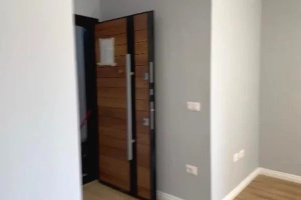 Shtepi ne shitje Apartament ne Tirane, 1+1, Mobilimi Bosh, pa mobiluar, Pagesa 98,000  Euro.