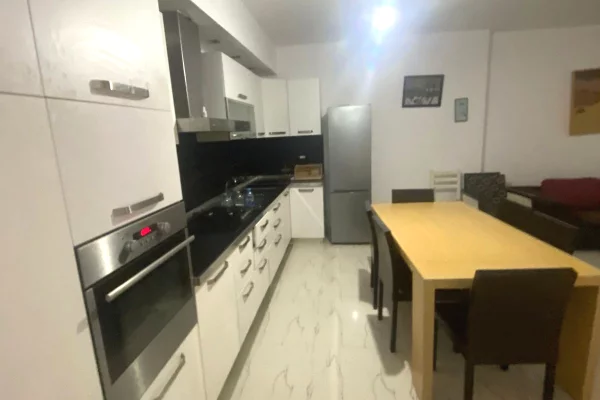 Shtepi me qera Apartament ne Tirane, 2+1, Mobilimi E mobiluar, Pagesa 50,000  Leke.