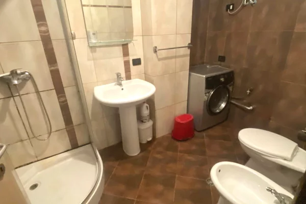 Shtepi me qera Apartament ne Tirane, 2+1, Mobilimi E mobiluar, Pagesa 50,000  Leke.