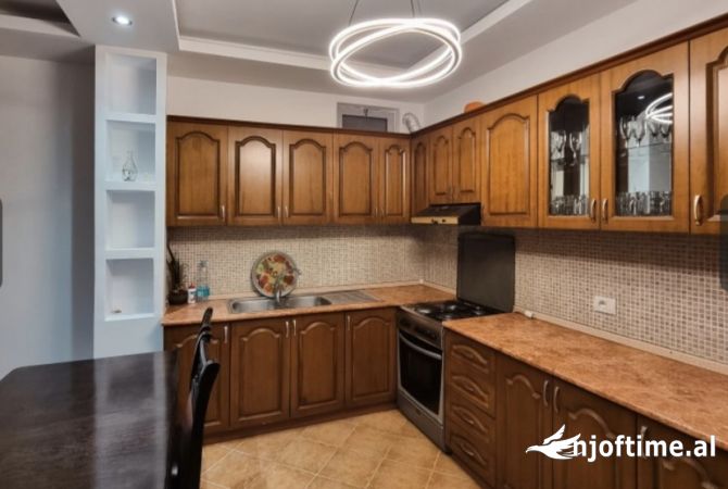 Shtepi me qera 2+1 ne Tirane - 400 Euro