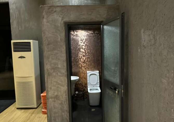 Shitet Dyqan 70 m2 Komuna e Parisit 210.000 euro