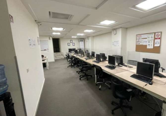 Ambjent Tregtar per qira  194 m2 Sheshi Wilson 3000 euro