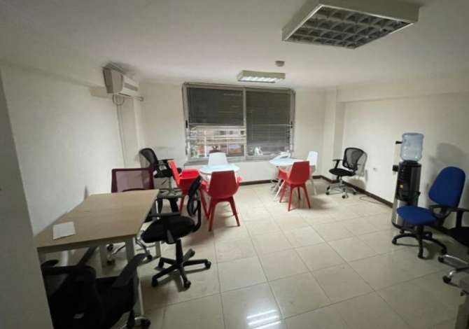 Ambjent Tregtar per qira  194 m2 Sheshi Wilson 3000 euro