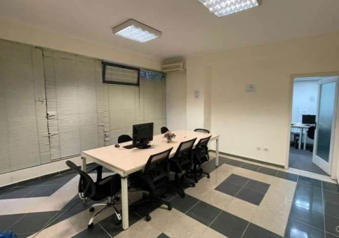 Ambjent Tregtar per qira  194 m2 Sheshi Wilson 3000 euro