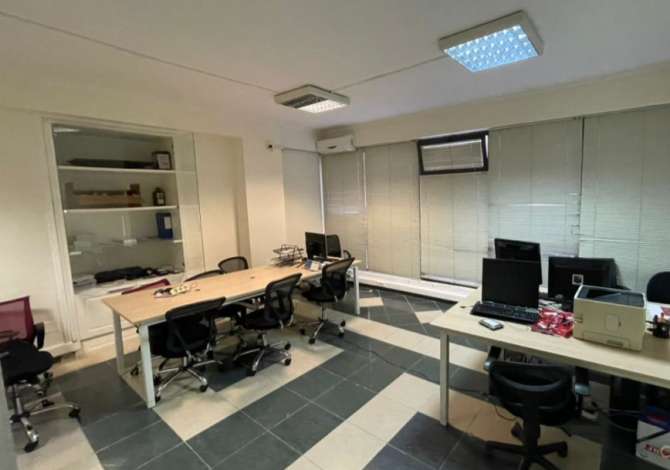 Ambjent Tregtar per qira  194 m2 Sheshi Wilson 3000 euro