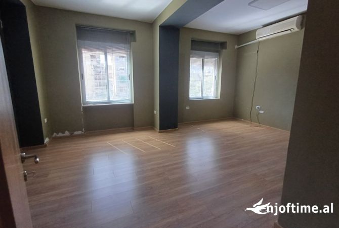Ambient biznesi me qera 3+1 ne Tirane - 800 Euro