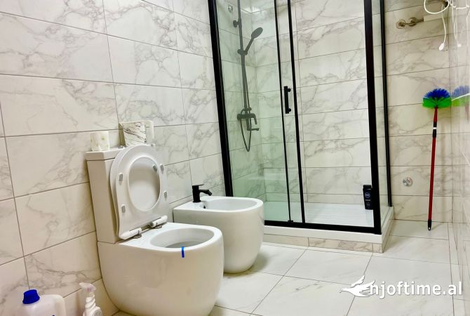 Shtepi ne shitje Apartament ne Tirane, 2+1, Mobilimi E mobiluar, Pagesa 196,000  Euro.