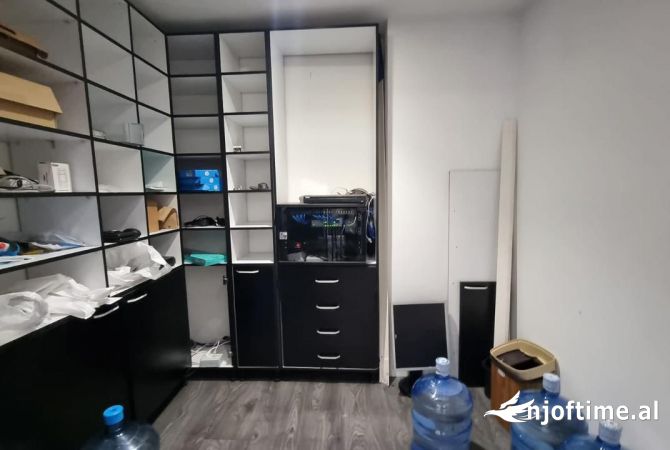 Zyre me qira Komuna e Parisit 1500 euro