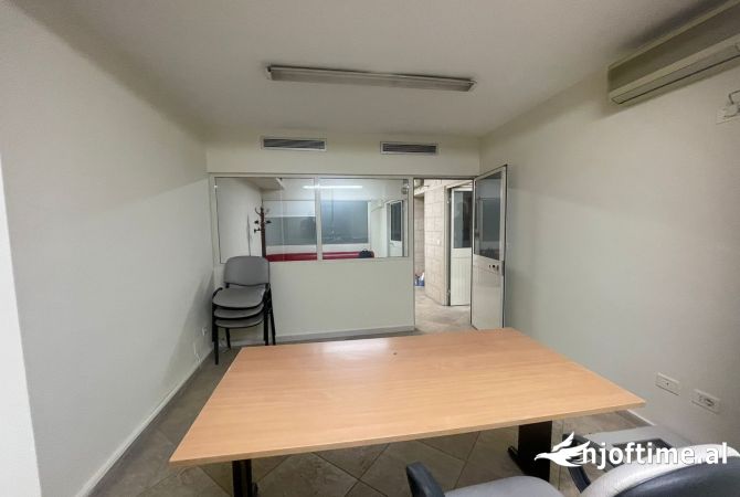 Ambient biznesi me qera 3+1 ne Tirane - 650 Euro