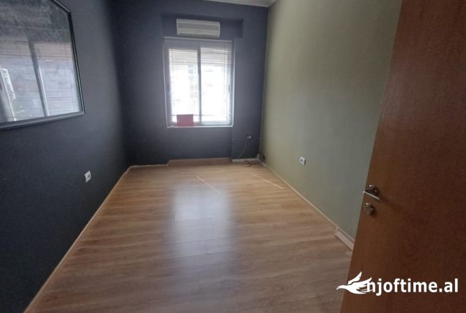 Ambient biznesi me qera 3+1 ne Tirane - 800 Euro