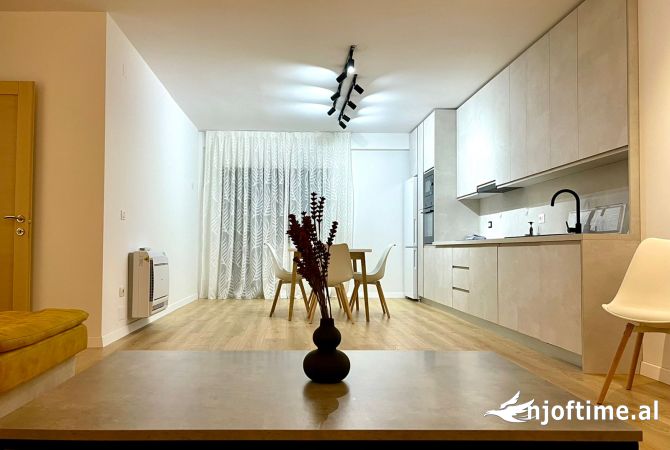 Shtepi ne shitje Apartament ne Tirane, 2+1, Mobilimi Pjeserisht e mobiluar, Pagesa 209,550  Euro.