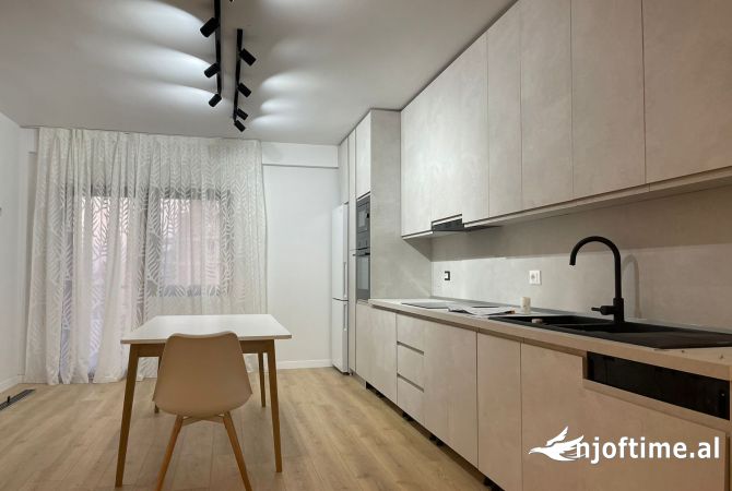 Shtepi ne shitje Apartament ne Tirane, 2+1, Mobilimi Pjeserisht e mobiluar, Pagesa 209,550  Euro.