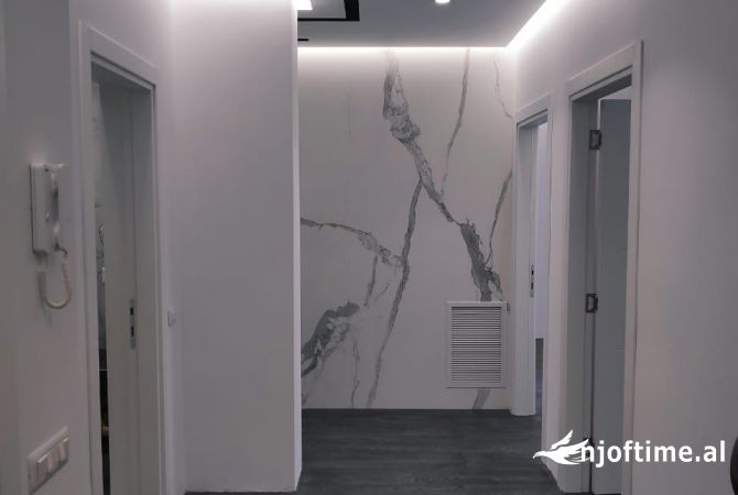 Ambient per zyra me qira Komuna e Parisit 1500 euro