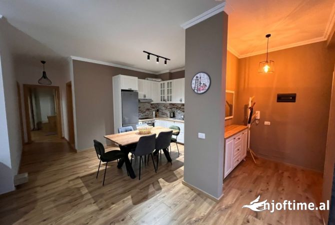 Shtepi ne shitje Apartament ne Tirane, 2+1, Mobilimi E mobiluar, Pagesa 218,000  Euro.