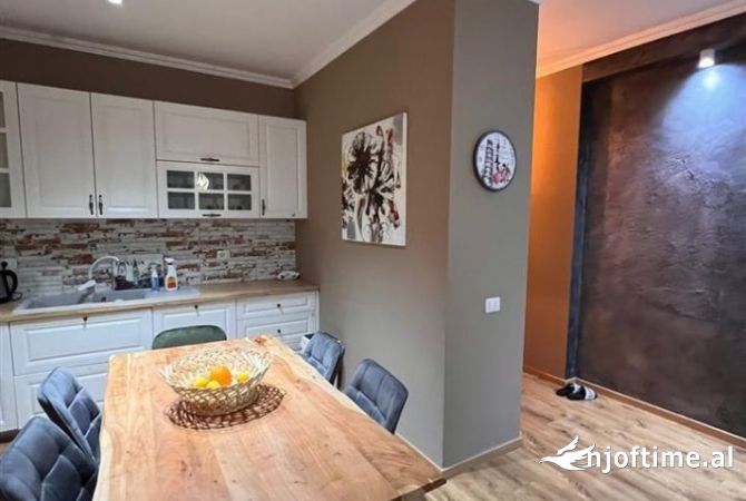 Shtepi ne shitje Apartament ne Tirane, 2+1, Mobilimi E mobiluar, Pagesa 218,000  Euro.