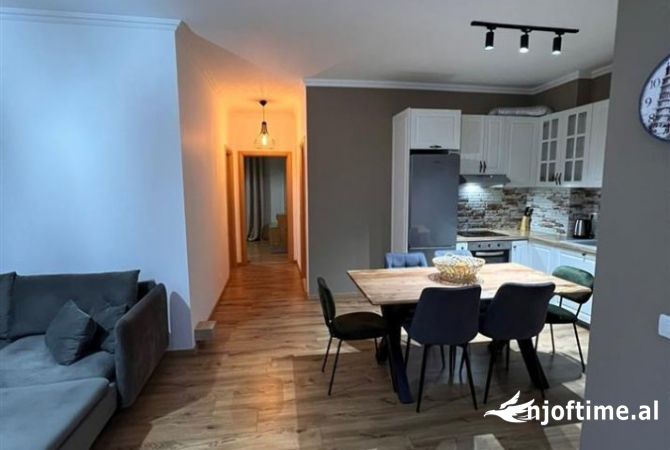 Shtepi ne shitje Apartament ne Tirane, 2+1, Mobilimi E mobiluar, Pagesa 218,000  Euro.
