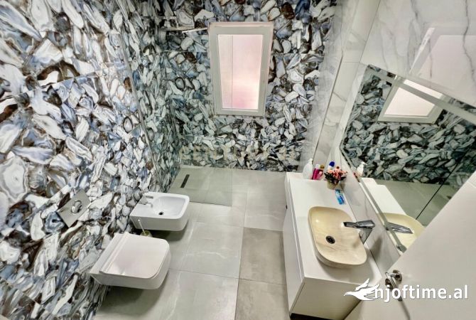 Shtepi me qera Apartament ne Tirane, 3+1, Mobilimi E mobiluar, Pagesa 1,300  Euro.