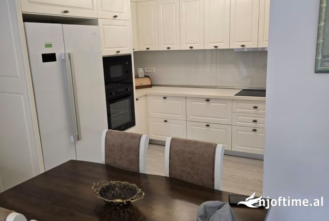 Shtepi me qera Apartament ne Tirane, 3+1, Mobilimi E mobiluar, Pagesa 1,300  Euro.