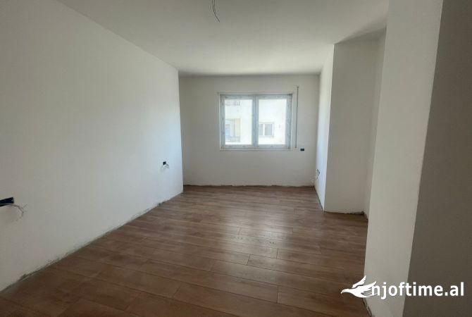 Shtepi ne shitje Apartament ne Tirane, 2+1, Mobilimi Bosh, pa mobiluar, Pagesa 270,000  Euro.