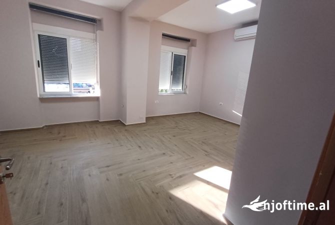 Ambient biznesi me qera 3+1 ne Tirane - 800 Euro