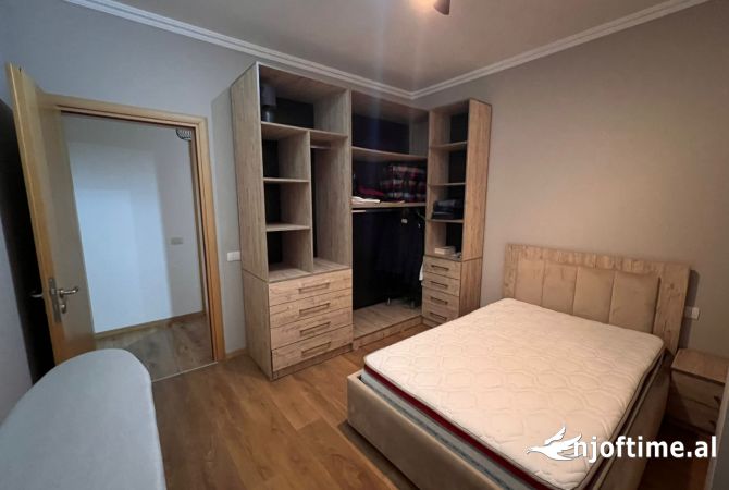 Shtepi ne shitje Apartament ne Tirane, 2+1, Mobilimi Pjeserisht e mobiluar, Pagesa 218,000  Euro.