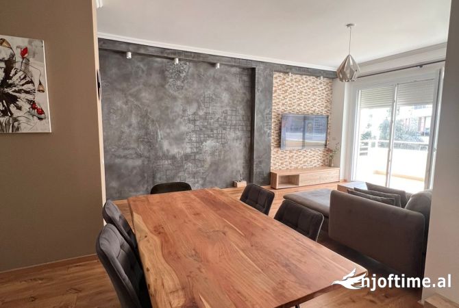 Shtepi ne shitje Apartament ne Tirane, 2+1, Mobilimi Pjeserisht e mobiluar, Pagesa 218,000  Euro.