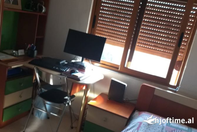 Shtepi ne shitje Apartament ne Tirane, 3+1, Mobilimi E mobiluar, Pagesa 110,000  Euro.