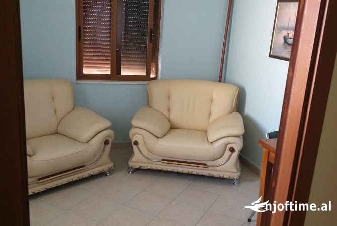 Shtepi ne shitje Apartament ne Tirane, 3+1, Mobilimi E mobiluar, Pagesa 110,000  Euro.