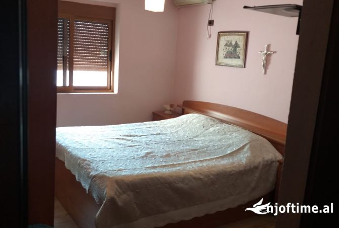 Shtepi ne shitje Apartament ne Tirane, 3+1, Mobilimi E mobiluar, Pagesa 110,000  Euro.