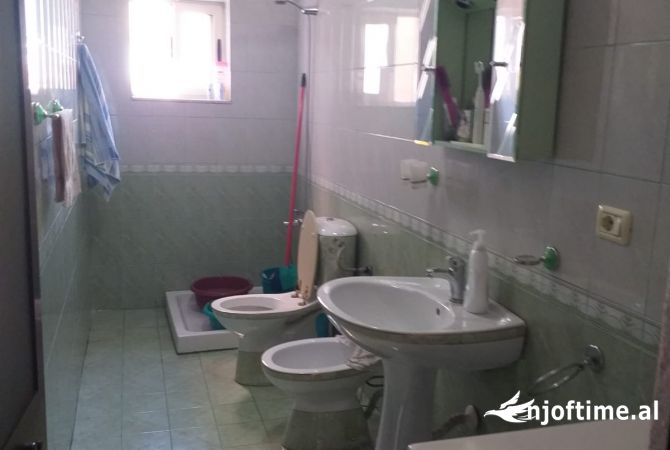 Shtepi ne shitje Apartament ne Tirane, 3+1, Mobilimi E mobiluar, Pagesa 110,000  Euro.