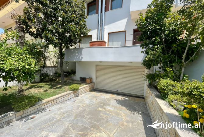 Shtepi ne shitje Vila Luksoze ne Tirane, 5+1, Mobilimi E mobiluar, Pagesa 600,000  Euro.