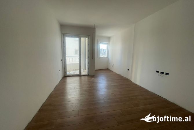Shtepi ne shitje Apartament ne Tirane, 2+1, Mobilimi Bosh, pa mobiluar, Pagesa 270,000  Euro.