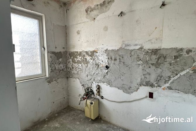 Shtepi ne shitje Apartament ne Tirane, 1+1, Mobilimi Bosh, pa mobiluar, Pagesa 75,000  Euro.