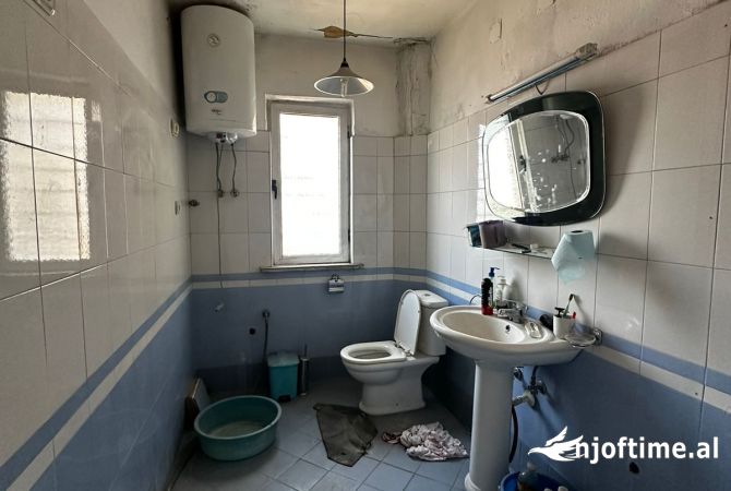 Shtepi ne shitje Apartament ne Tirane, 1+1, Mobilimi Bosh, pa mobiluar, Pagesa 75,000  Euro.
