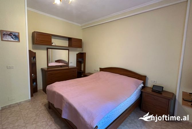 Shtepi ne shitje Apartament ne Tirane, 2+1, Mobilimi E mobiluar, Pagesa 270,000  Euro.