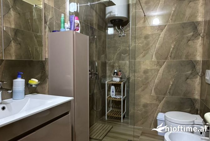 Shtepi ne shitje Apartament ne Tirane, 2+1, Mobilimi E mobiluar, Pagesa 270,000  Euro.