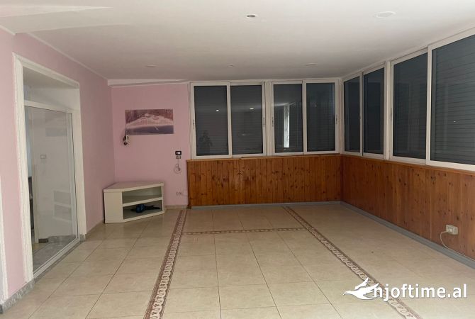 Shtepi ne shitje Apartament ne Tirane, 3+1, Mobilimi Pjeserisht e mobiluar, Pagesa 235,000  Euro.