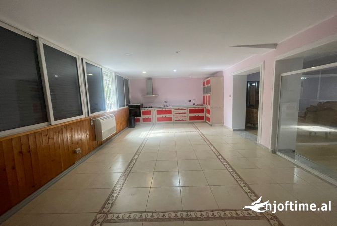 Shtepi ne shitje Apartament ne Tirane, 3+1, Mobilimi Pjeserisht e mobiluar, Pagesa 235,000  Euro.