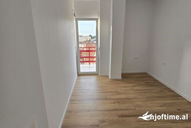Shtepi ne shitje Apartament ne Tirane, 2+1, Mobilimi Bosh, pa mobiluar, Pagesa 132,000  Euro.