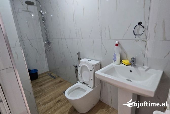 Shtepi ne shitje Apartament ne Tirane, 2+1, Mobilimi Bosh, pa mobiluar, Pagesa 132,000  Euro.
