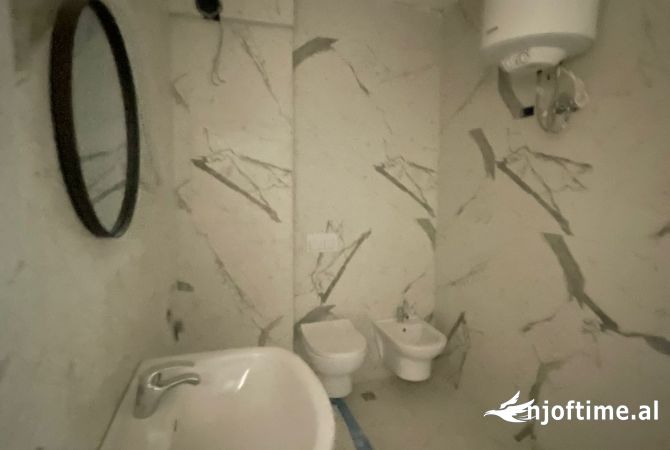 Shtepi ne shitje Apartament ne Tirane, 2+1, Mobilimi Bosh, pa mobiluar, Pagesa 270,000  Euro.