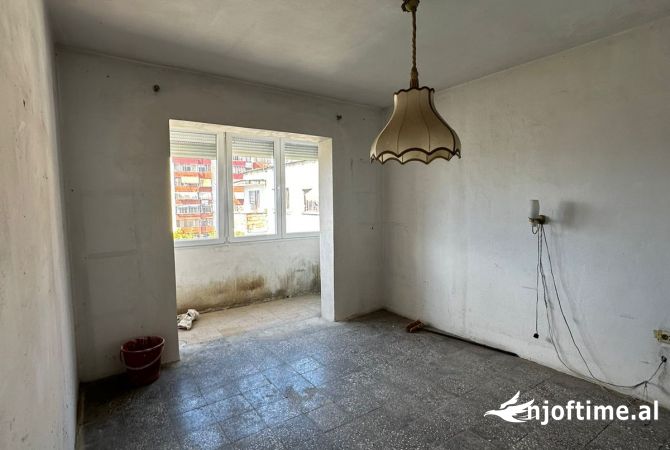 Shtepi ne shitje Apartament ne Tirane, 1+1, Mobilimi Bosh, pa mobiluar, Pagesa 75,000  Euro.