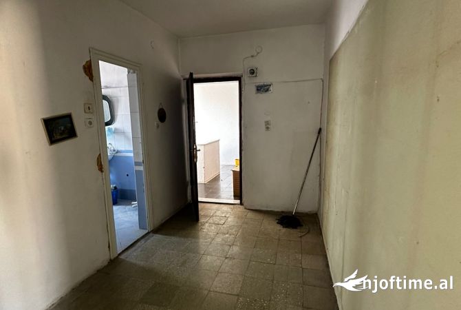 Shtepi ne shitje Apartament ne Tirane, 1+1, Mobilimi Bosh, pa mobiluar, Pagesa 75,000  Euro.