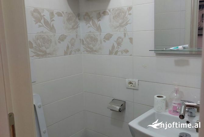 Shtepi me qera Apartament ne Tirane, 3+1, Mobilimi E mobiluar, Pagesa 800  Euro.