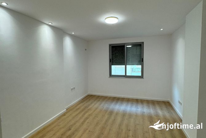 Shtepi ne shitje Apartament ne Tirane, 2+1, Mobilimi Bosh, pa mobiluar, Pagesa 175,000  Euro.